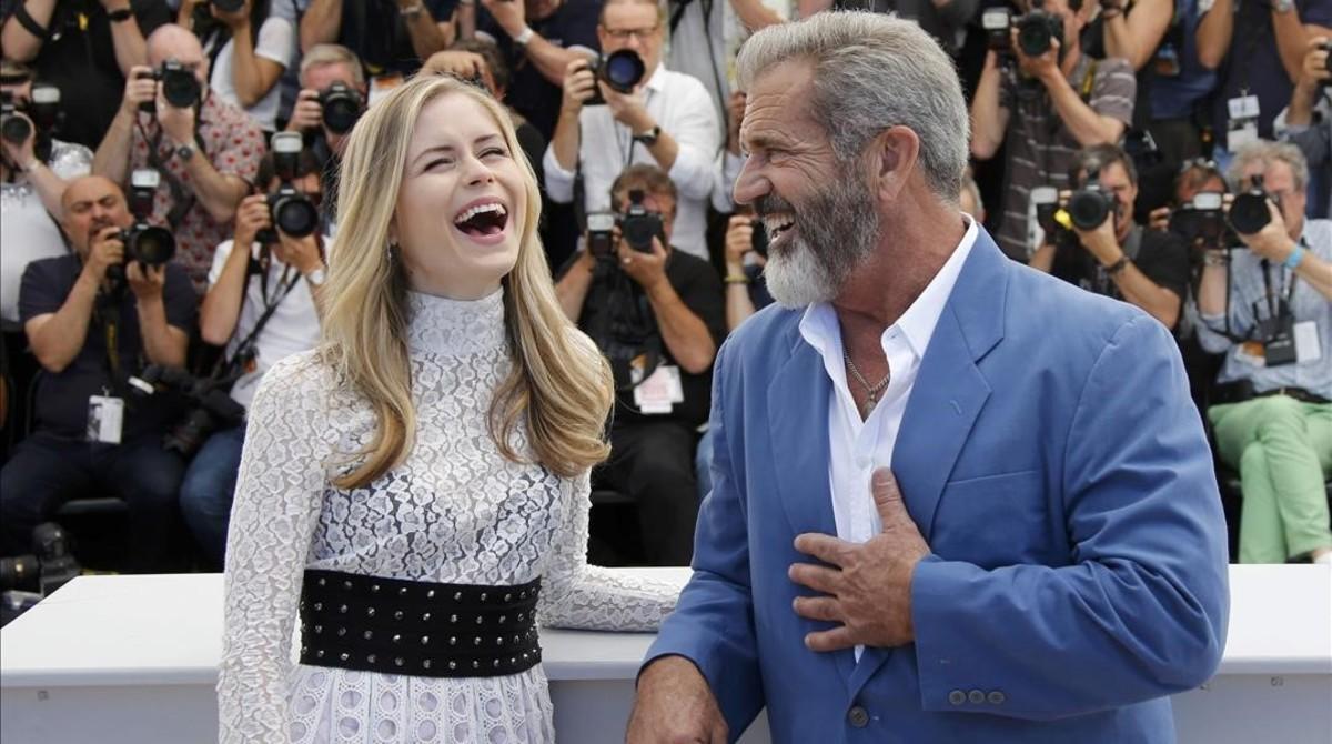 fcasals33980298 cast members mel gibson  r  and erin moriarty pose160521172407