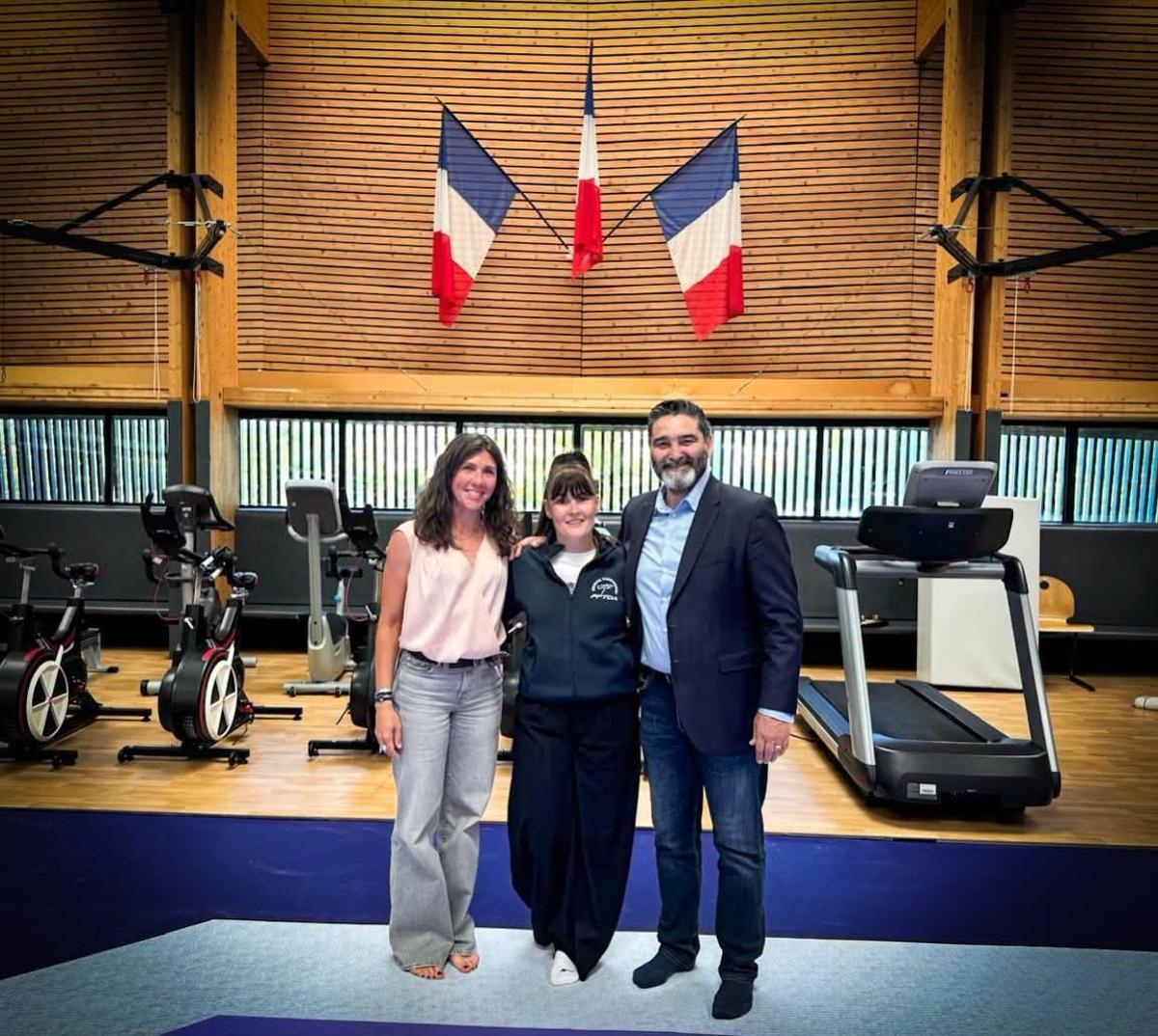 Noelia Pérez, entre la directora de Poomsae, Swann Bejm, y el director técnico nacional de la Federación Francesa de Taekwondo, Patrick Rosso.
