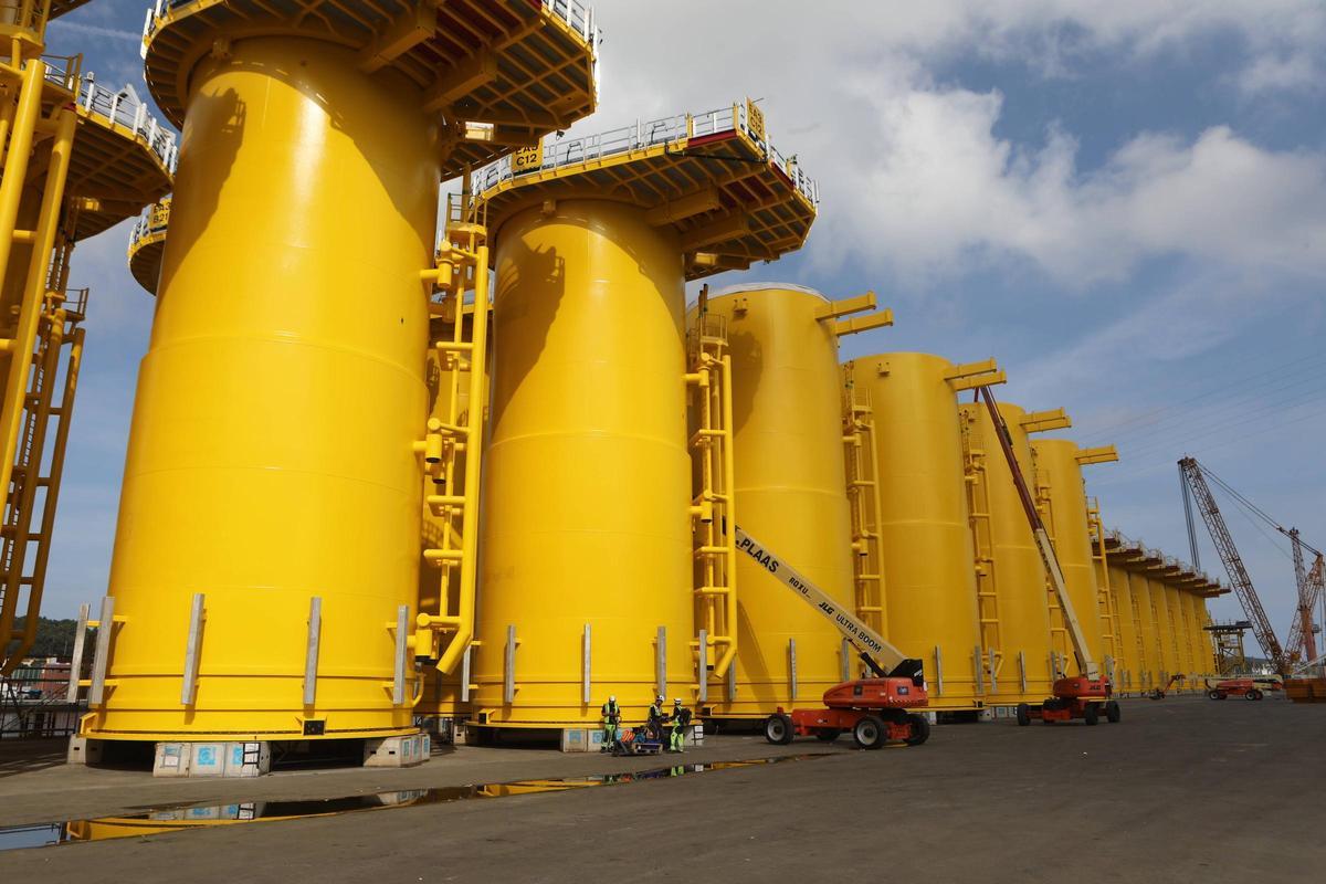 Piezas para un parque eólico marino almacenadas en las instalaciones de Windar en el puerto de Avilés.