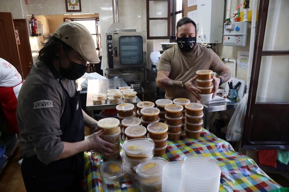 Reparto de menús navideños en el Comedor de Santo Domingo