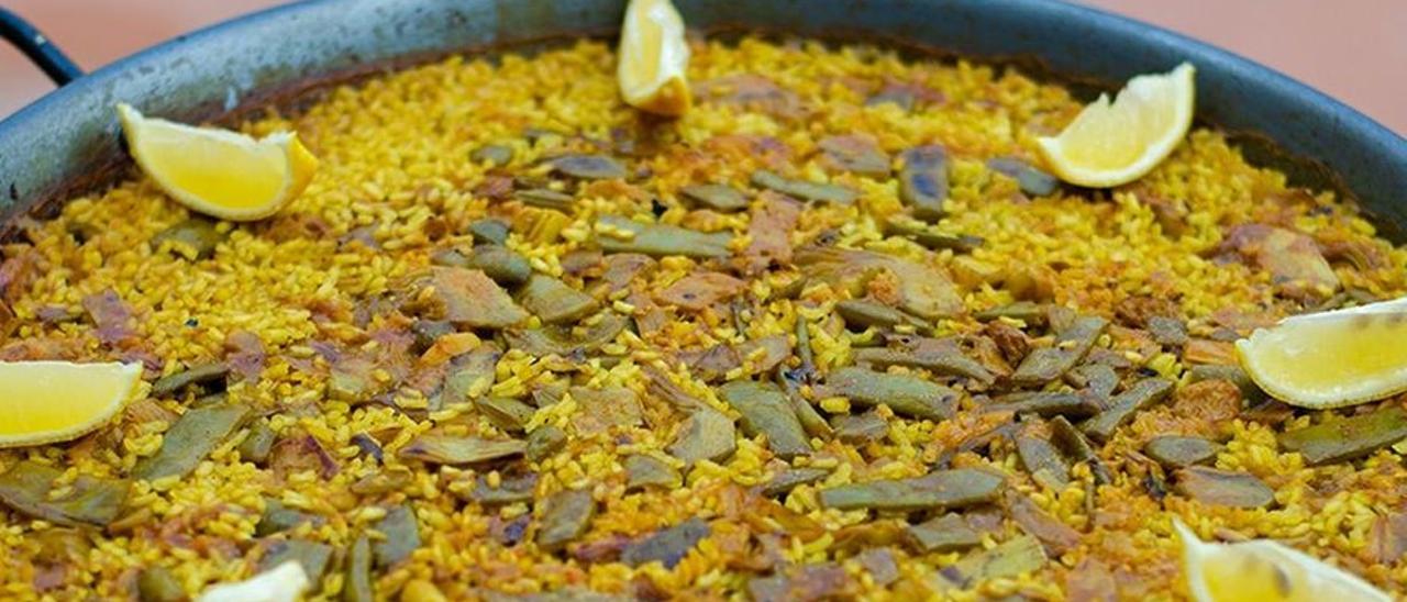 Paella presentada en una mesa familiar