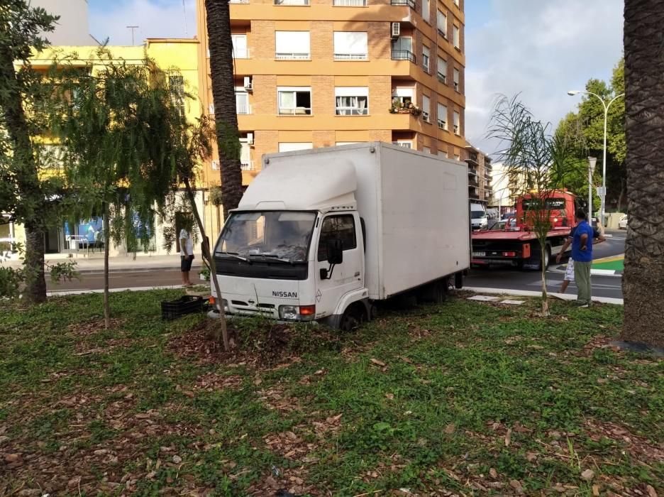 Un camión se estrella en el jardín de una plaza en Dénia