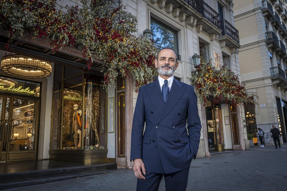 Miquel Pereira, el vendedor con más antigüedad de la tienda Santa Eulàlia, en el paseo de Gràcia.