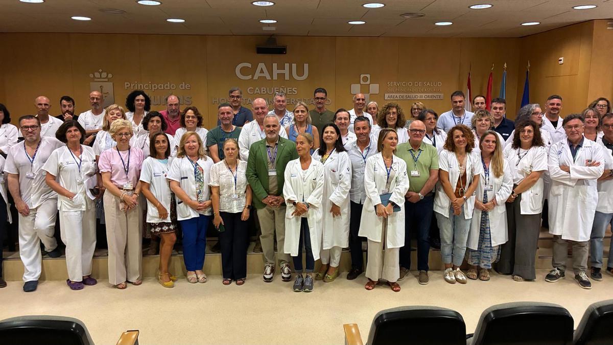 El nuevo gerente del Sespa, Juan José Alonso Ordiales (en el centro, de chaqueta verde), fue despedido ayer por sus compañeros del Hospital Universitario de Cabueñes (Gijón), donde era director Económico y de Profesionales del conjunto del área de salud III (Gijón-Oriente).