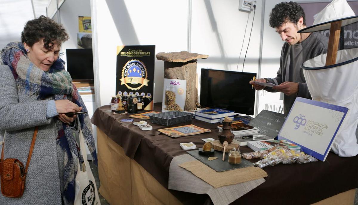 Uno de los puestos en una feria Alvariza anterior celebrada en Lalín. |  Bernabé