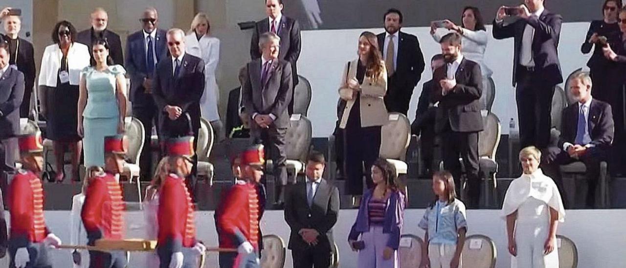 El rei Felip VI, a l’esquerra de la imatge, assegut al pas de l’espasa. | DDG