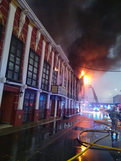 Los dispositivos de emergencia se desplazan hasta la discoteca Teatre, origen del incendio