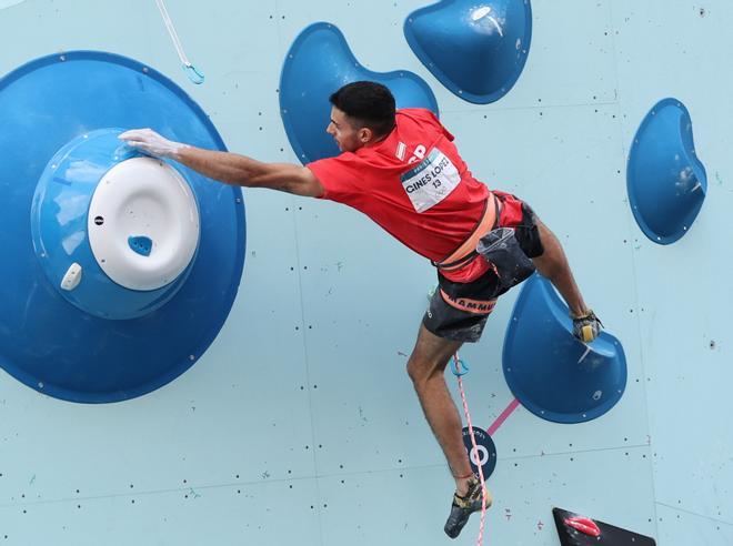 Alberto Ginés compite en la semifinal masculina de búlder y dificultad en escalada deportiva en el marco de los Juegos Olímpicos París 2024,.