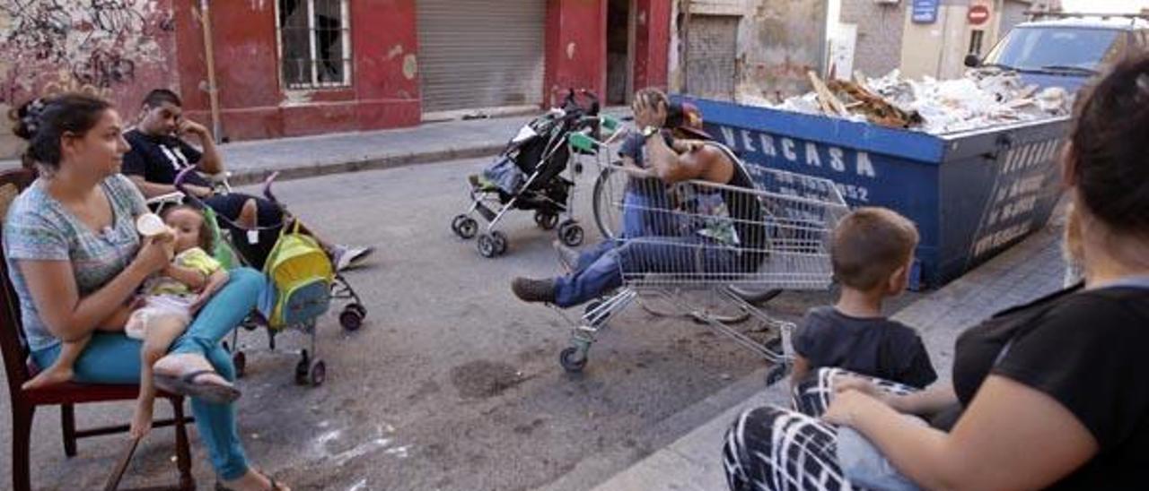 Decenas de vecinos pasan otra noche en la calle a la espera de alquileres sociales