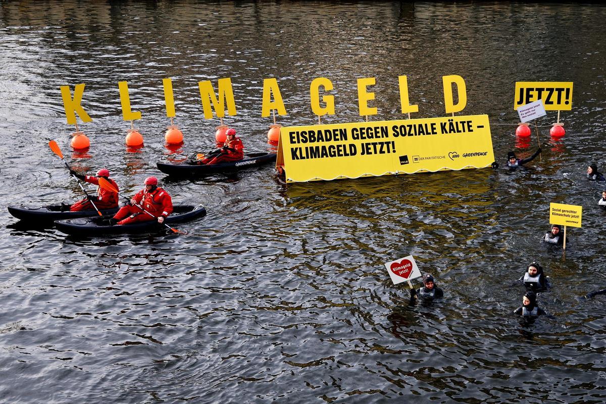 Protesta de Greenpeace en el río Spree de Berlín