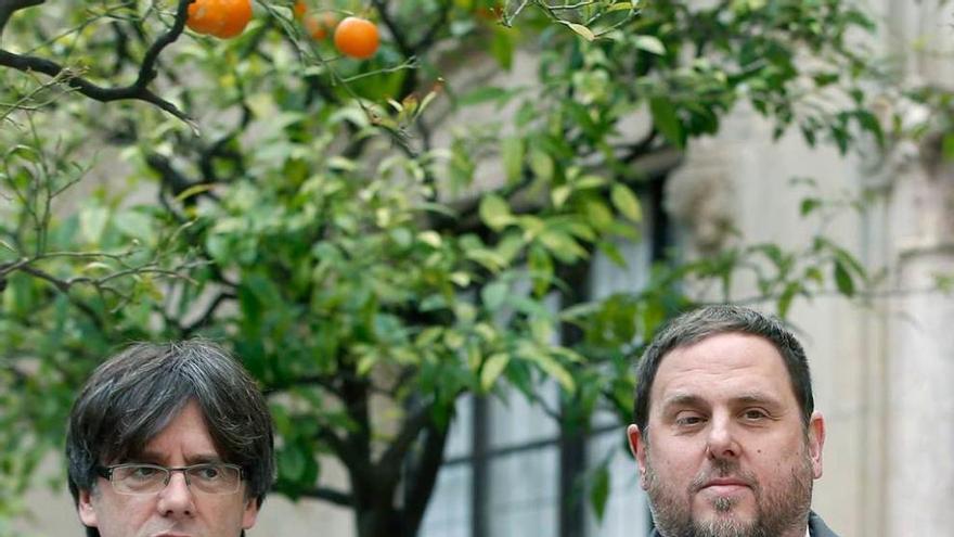 El presidente de la Generalitat, Carles Puigdemont, y el vicepresidente Oriol Junqueras.