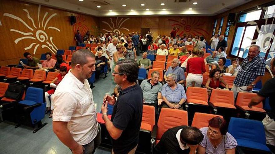 El secretario general y el vicesecretario del PSOE de Benidorm, ayer antes de la asamblea.