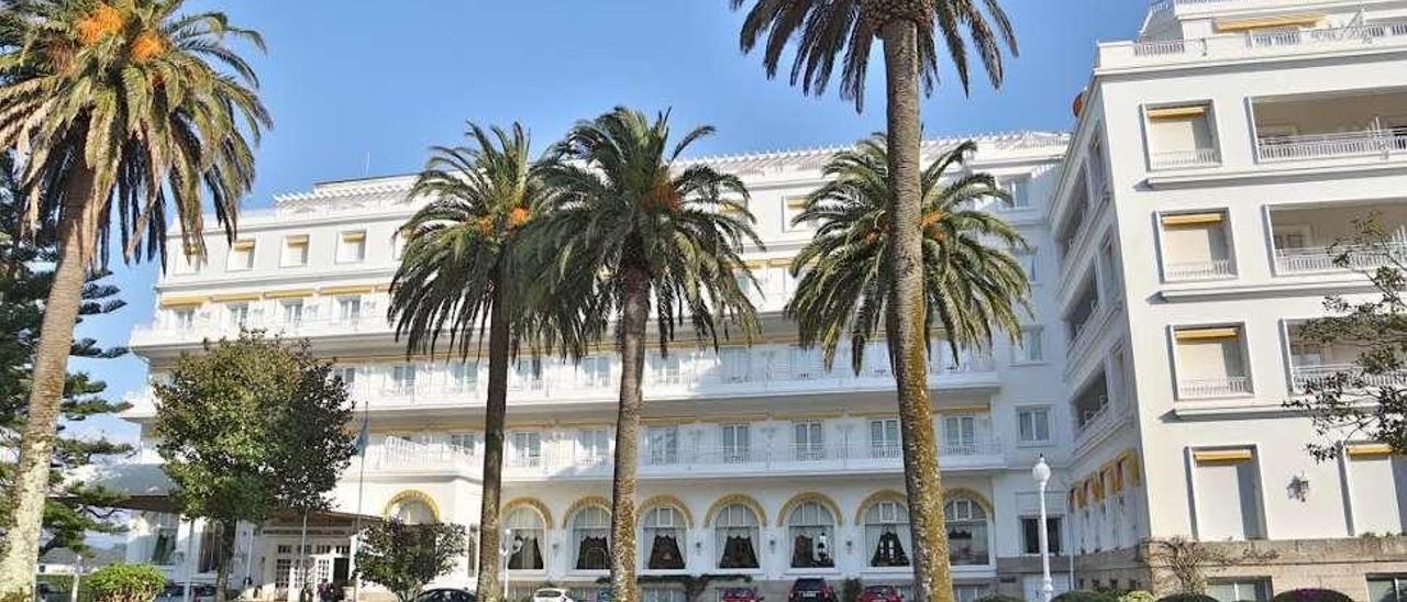 Los jardines y la fachada principal del Gran Hotel La Toja. // Muñiz