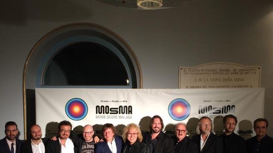 David Doncel (izq.) y Juan Antonio Vigar (dcha.), con los compositores premiados con los Mosma Awards en la gala de este pasado sábado.