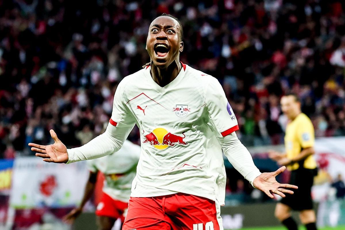 Yan Diomande celebra un gol con el Leipzig en la Bundesliga.