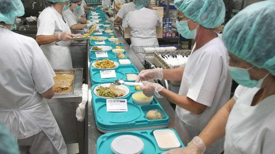 La cocina del complejo hospitalario llega a servir hasta 3.000 comidas al  día en invierno - Faro de Vigo