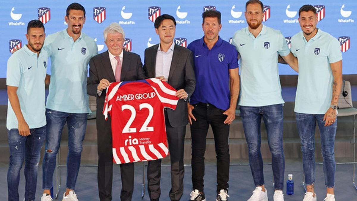 Enrique Cerezo, presidente del Atlético, junto a los capitanes y Michael Wu, CEO de Amber Group.