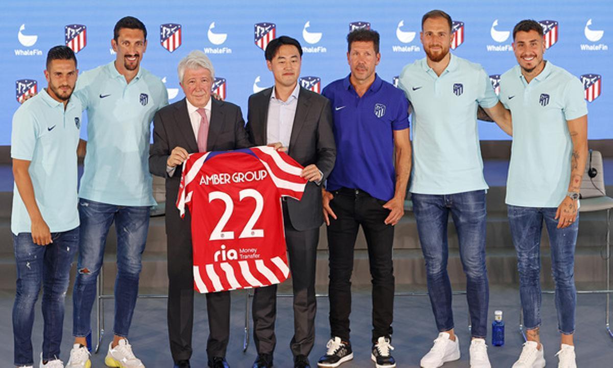 Enrique Cerezo, presidente del Atlético, junto a los capitanes y Michael Wu, CEO de Amber Group.