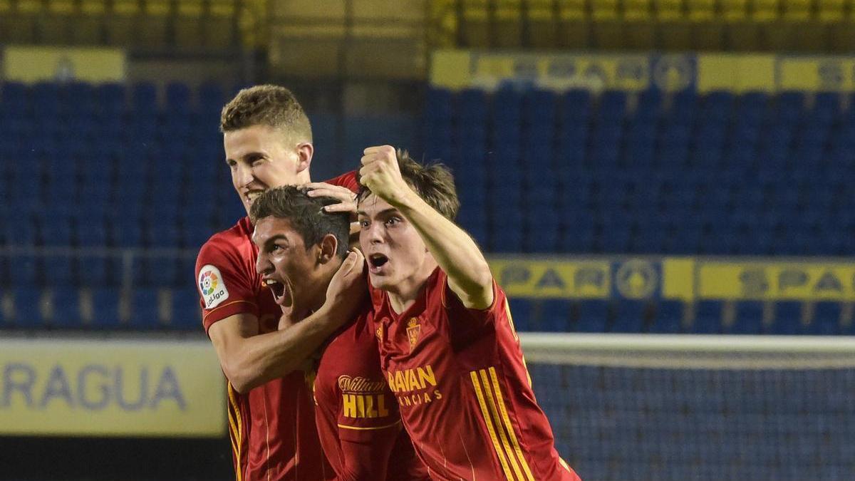 Sanabria celebra su gol con Nieto y Francho