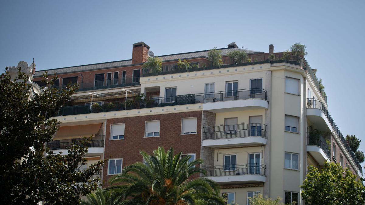 Fachada del ático en el barrio de Chamberí adquirido por la Comunidad de Madrid.
