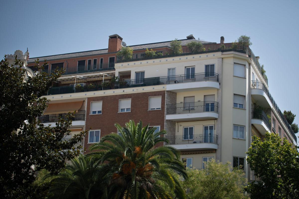 Fachada del ático en el barrio de Chamberí adquirido por la Comunidad de Madrid.