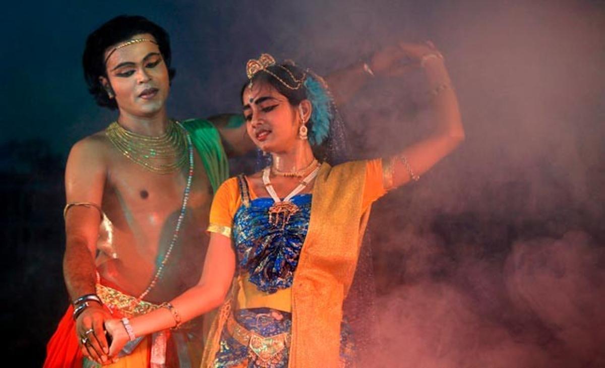 Uns ballarins indis representen aquest dilluns a Calcuta (Índia) l’obraChitrangada,basada en un guió de l’escriptor indi Rabindranath Tagore. L’acte s’emmarca dins dels actes organitzats amb motiu del 150 aniversari del naixement de Tagore.