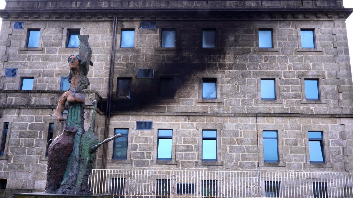 Fachada lateral de la Comisaría Nacional de Policía de Santiago tras el incendio