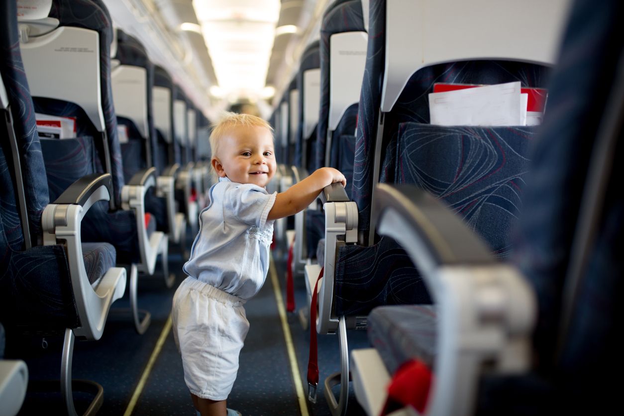 Unos pocos bebés en el mundo nacen en pleno vuelo y reciben privilegios de las aerolíneas
