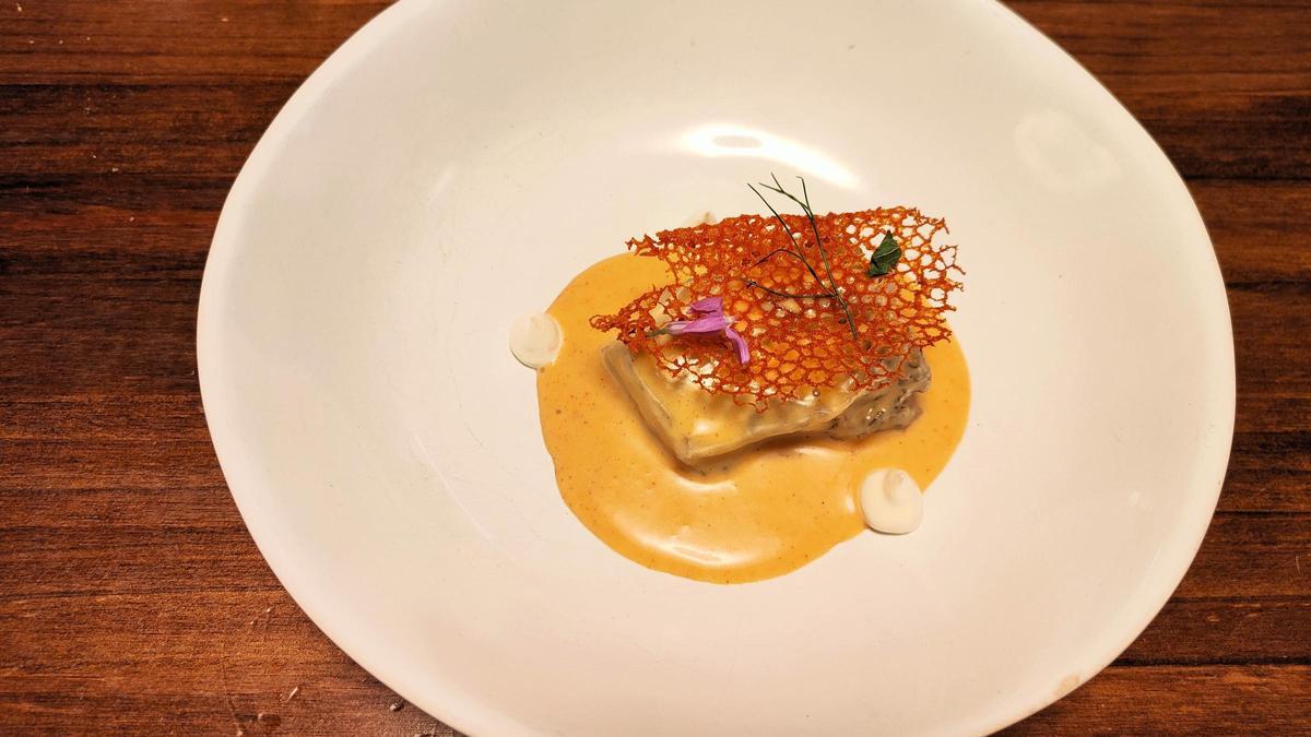 La berenjena con una emulsión de yogur y especias de Indómito-