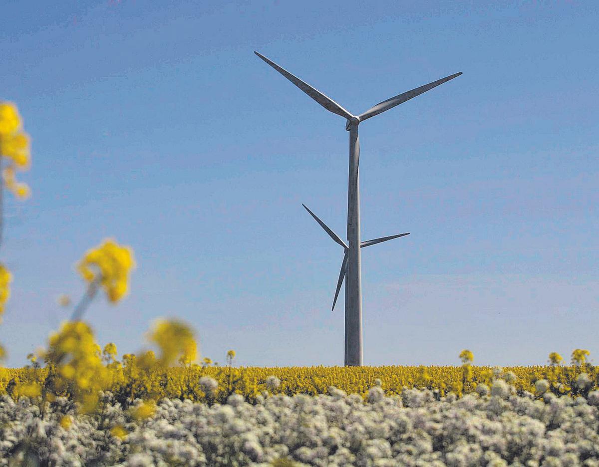 Dos molinos eólicos situados en Gurrea de Gállego, municipio de Huesca.