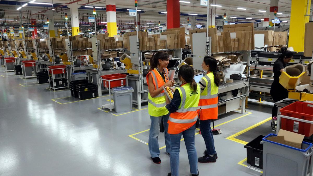 Tres treballadores d'Amazon a la planta empordanesa.