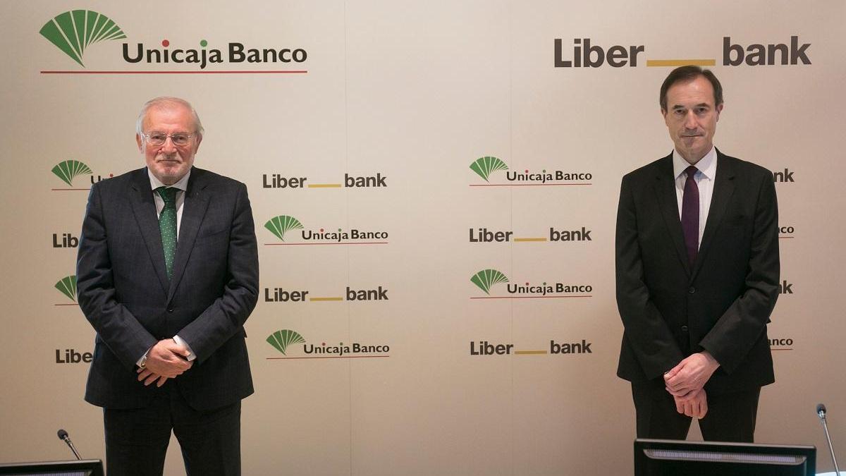 El presidente de Unicaja Banco, Manuel Azuaga, y el consejero delegado de Liberbank, Manuel Menéndez, ayer en Málaga.