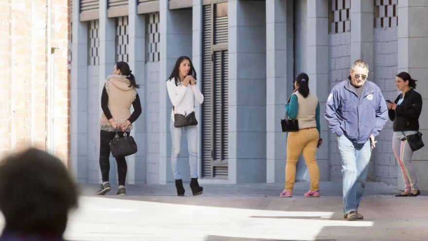 Prostitución en la plaza donde se promueve el parque infantil.