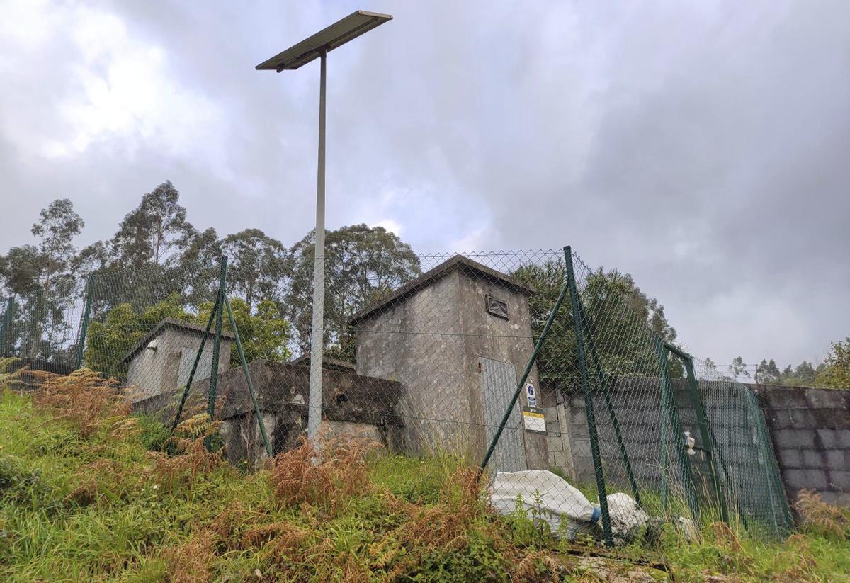El lavadero de A Regueira, anegado de agua y residuos. |