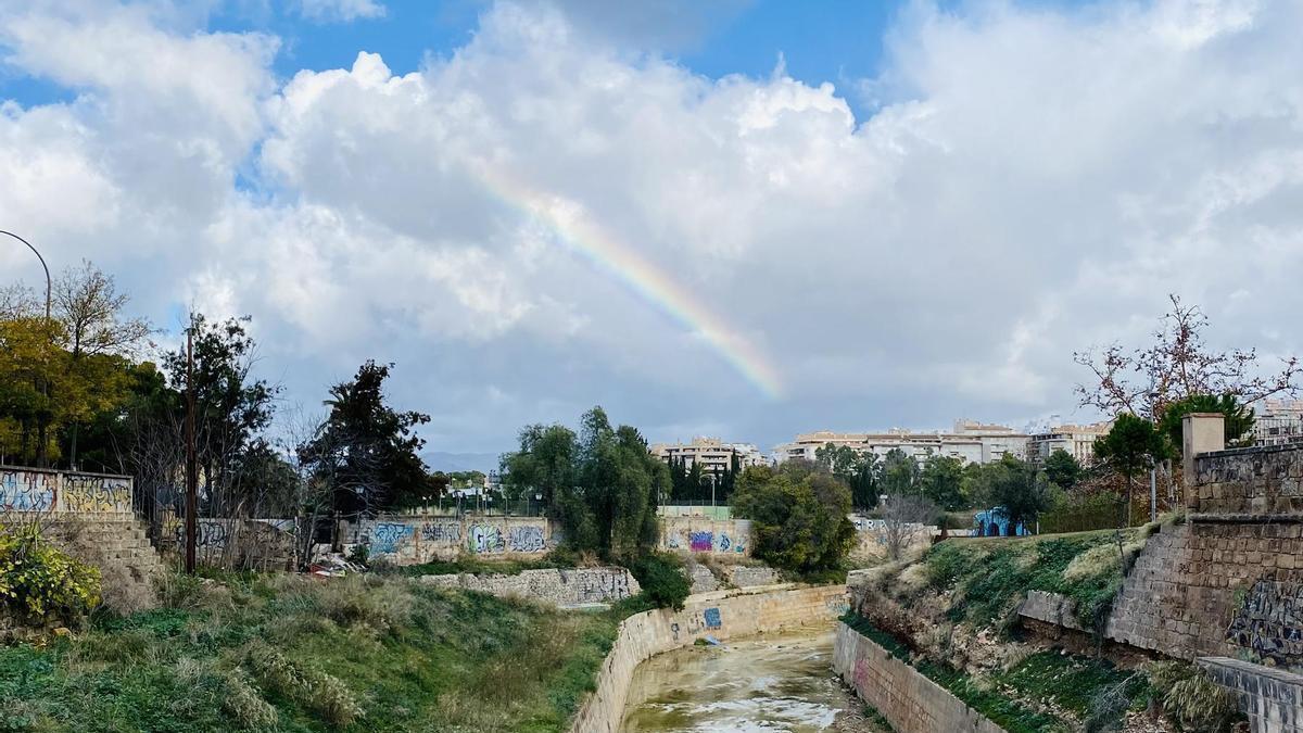 Da die Sonne auch immer mal wieder scheint, könnte es Regenbögen geben.