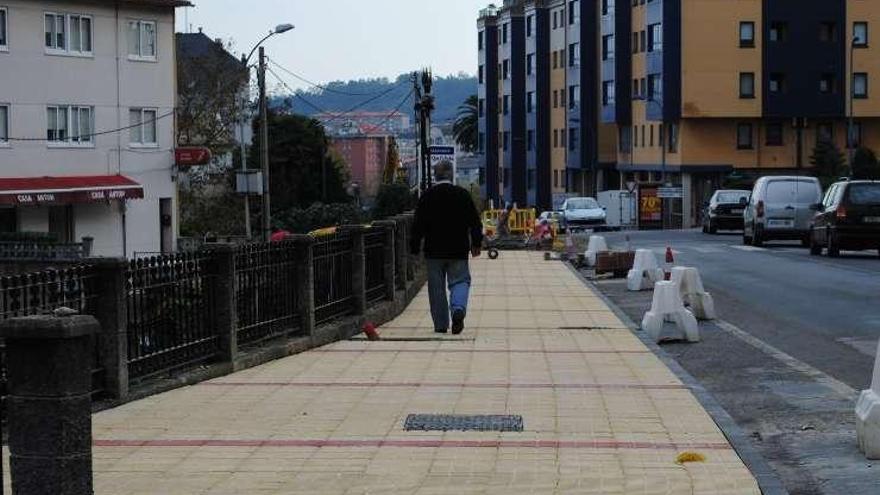 Imagen de las aceras recién ejecutadas en A Corveira. la opinión