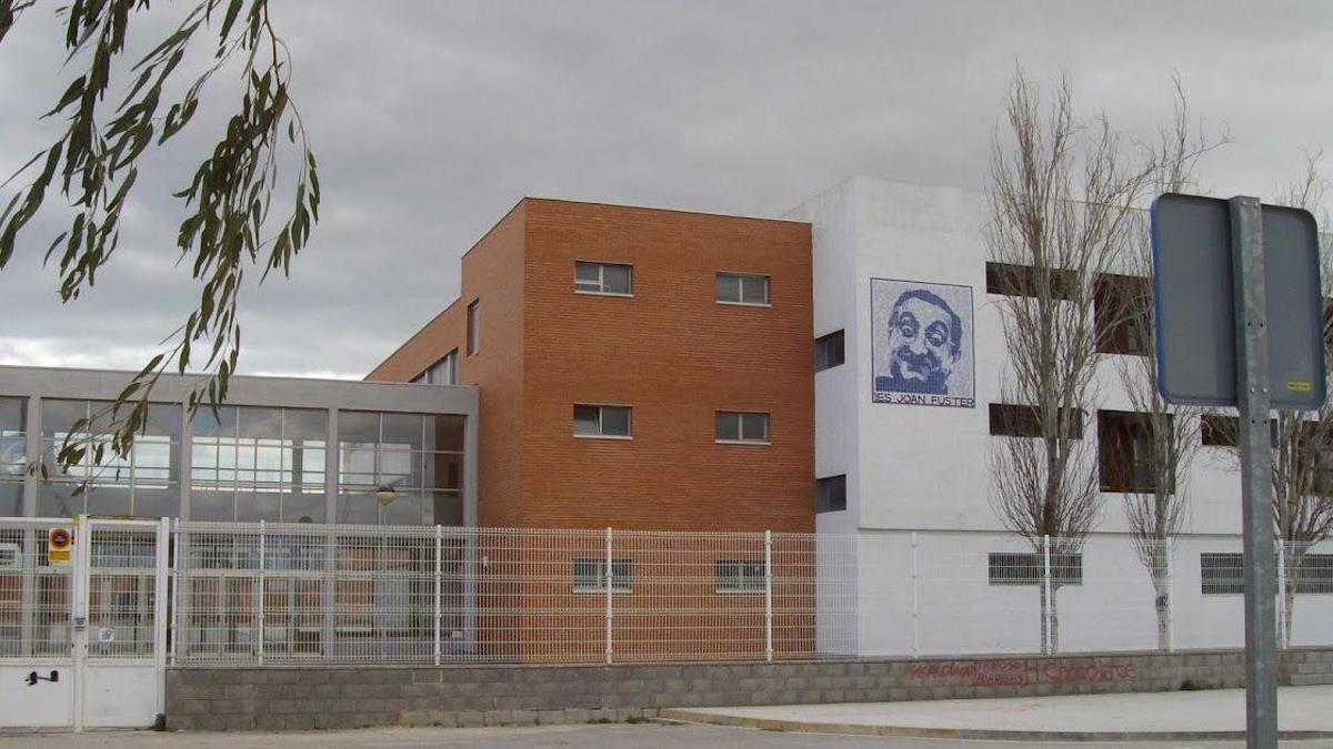 Vista exterior del instituto de Sueca que lleva el nombre del insigne escritor Joan Fuster.