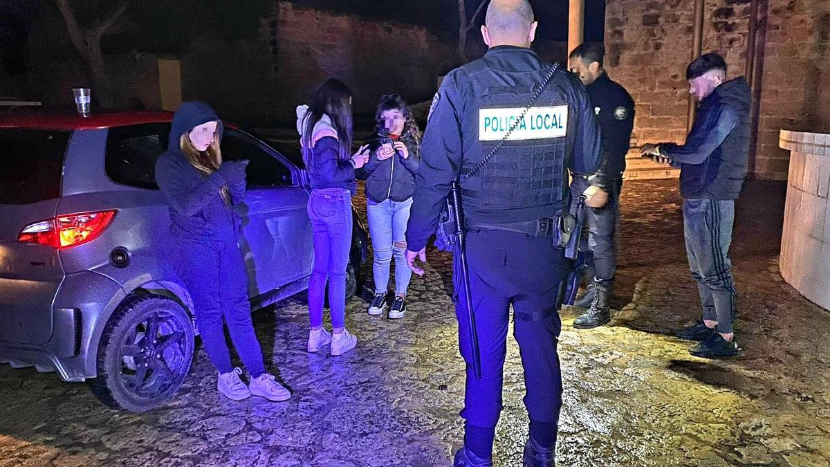 Control policial entre jóvenes que hacían botellón en la Torre den Pau.