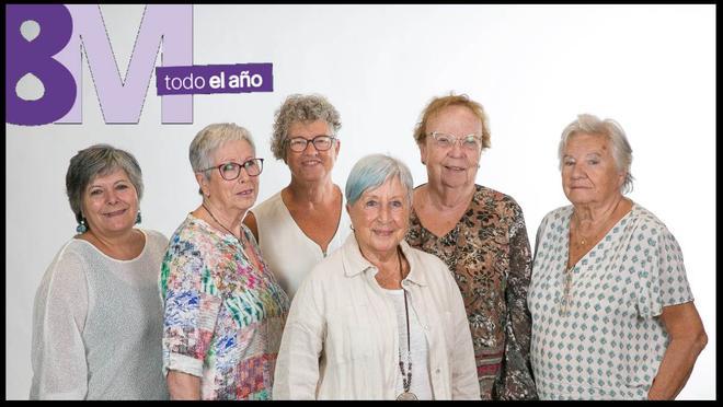 Mujeres mayores posan para el especial del 8-M todo el año.