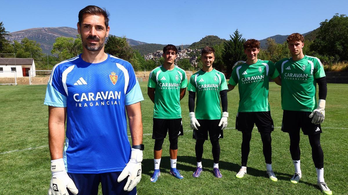 Javi Roda, junto a Berrar, Peña, Manolache y Westerveld, en el campo de Villaboya.
