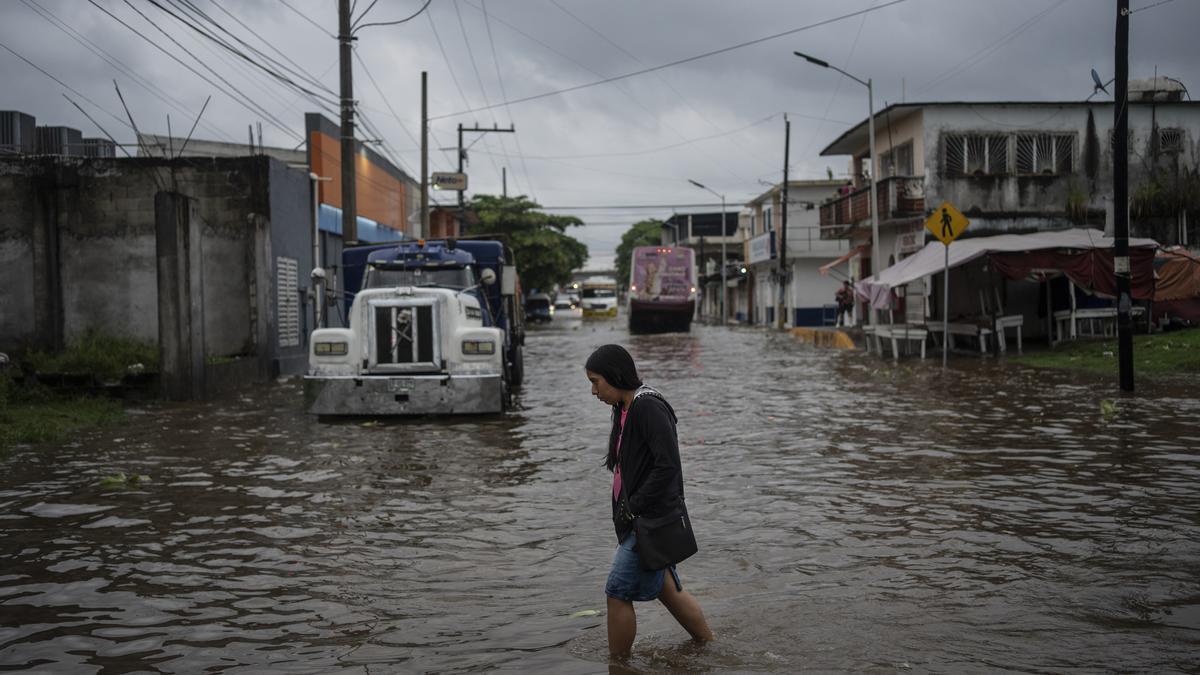 Una calle inundada al paso del huracán &quot;Beryl&quot; por México.