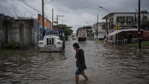 Una calle inundada al paso del huracán Beryl por México