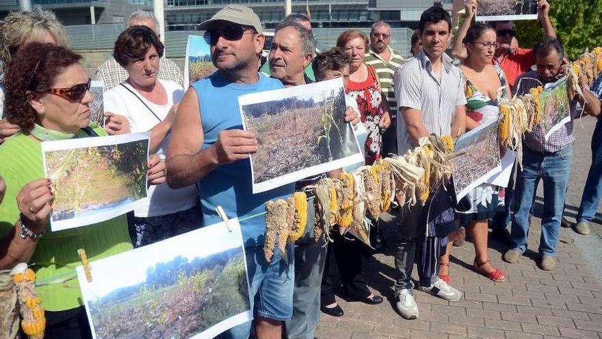 Una protesta de los vecinos ante la sede de la Xunta en Pontevedra. // R. Vázquez