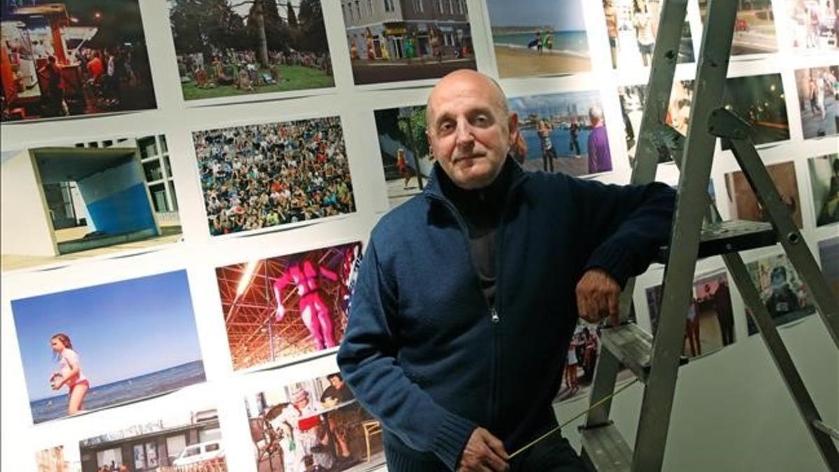 Juan José Fernández, el lunes durante el montaje de su exposición de fotografías en la galería H2O.