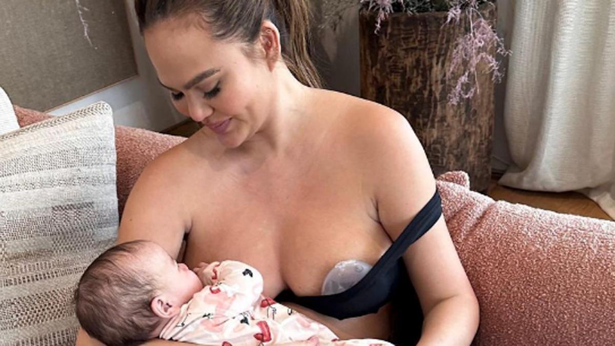 Chrissy Teigen dando el pecho a su hijo