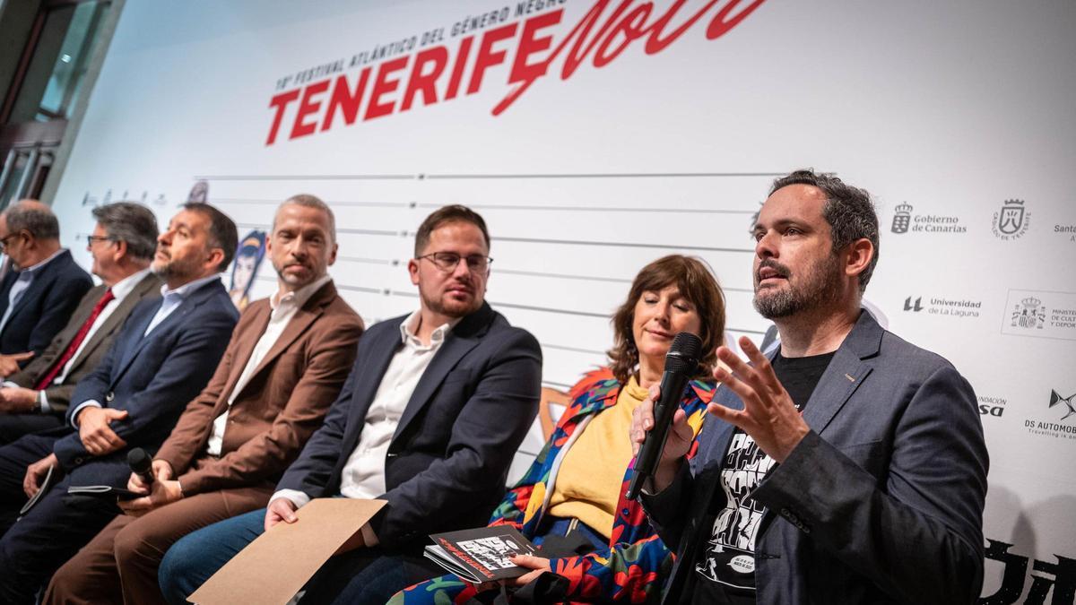 El director de Tenerife Noir, Alejandro Martín, en primero plano, durante la presentación de la décima edición.