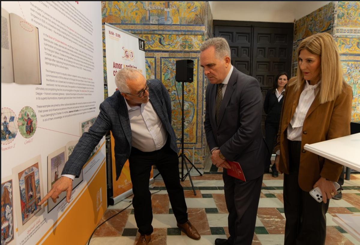 El editor Manuel Moleiro con los representantes del Ayuntamiento de Sevilla.