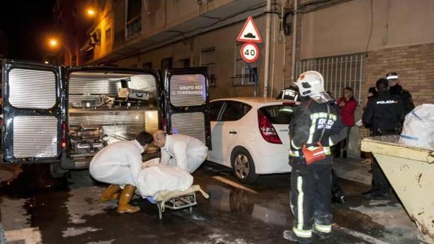 El fallecido en el incendio de Alicante se desmayó cuando intentaba apagar el fuego