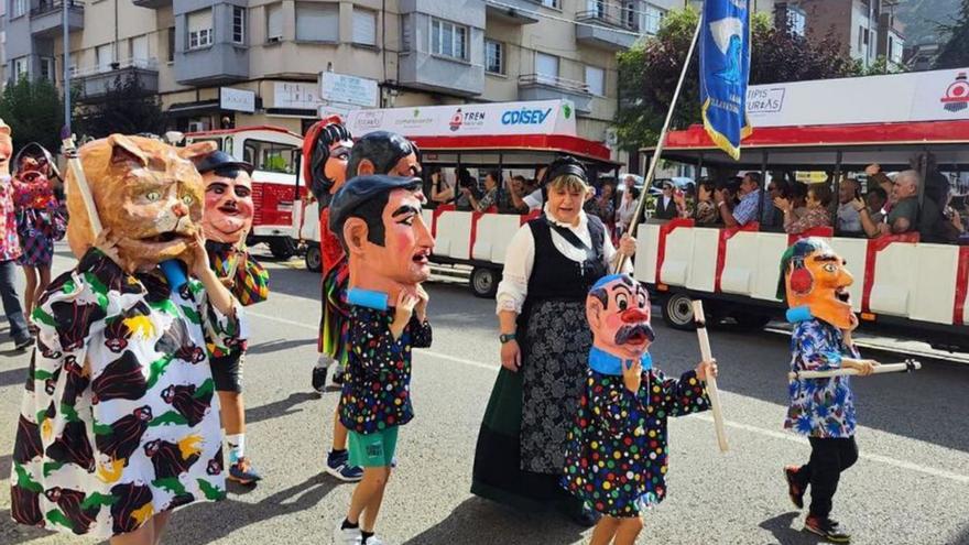 Los cabezudos de la Asociación de Festejos de Amandi, ayer, desfilando por las calles de Villaviciosa. | A. G.-O.