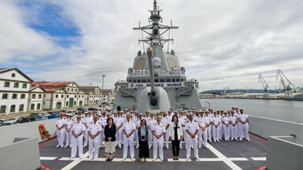 La tripulación de la Méndez Núñez posa con la ministra Margarita Robles en una vista de esta a la fragata en Ferrol.